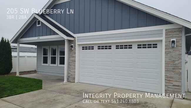 Building Photo - 205 SW Blueberry Ln