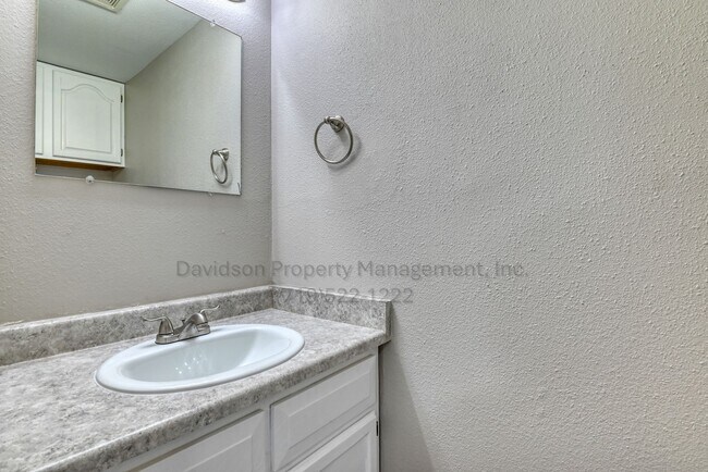 Building Photo - Charming Condo with Modern Upgrades in Roc...