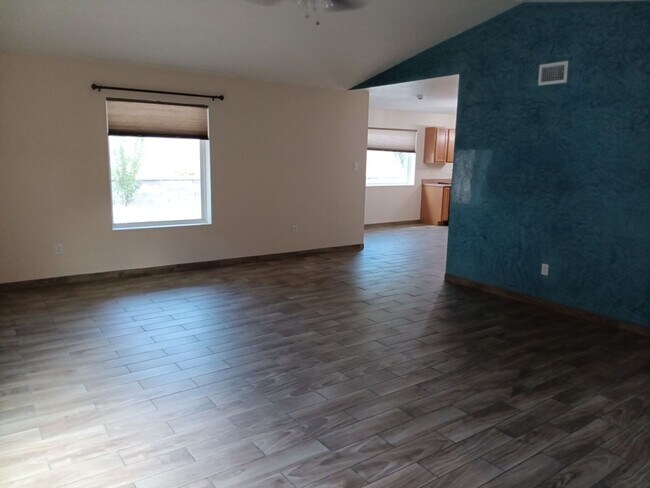 Foto del edificio - 3 Bedroom, 2 Bathroom Home! Schedule a Showing!