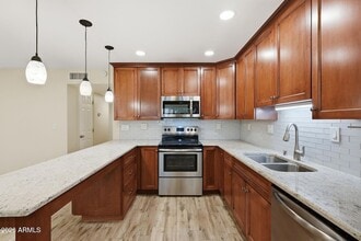 Building Photo - 5525 E Thomas Rd