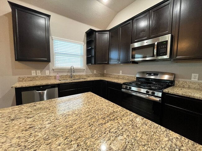 Building Photo - Beautiful 3 bed/2 bath home in great location
