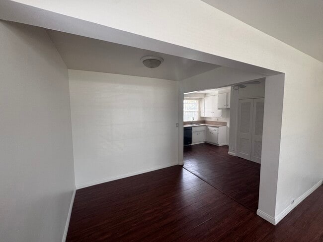 Dining room - 424 W Riggin St