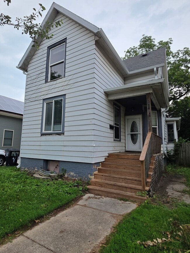 Building Photo - 1435 Villa St