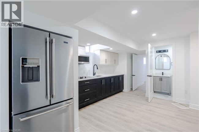 Building Photo - 45 Rainbow Dr