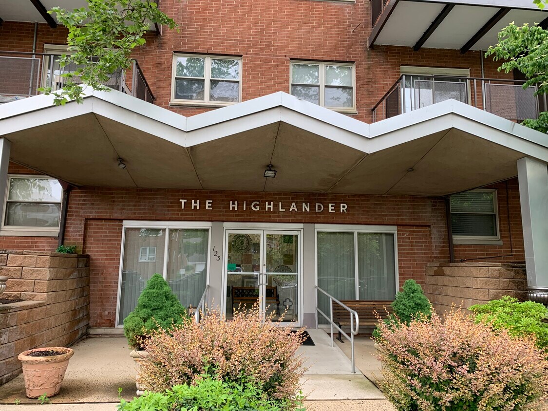 Building entry - 123 S Adelaide Ave