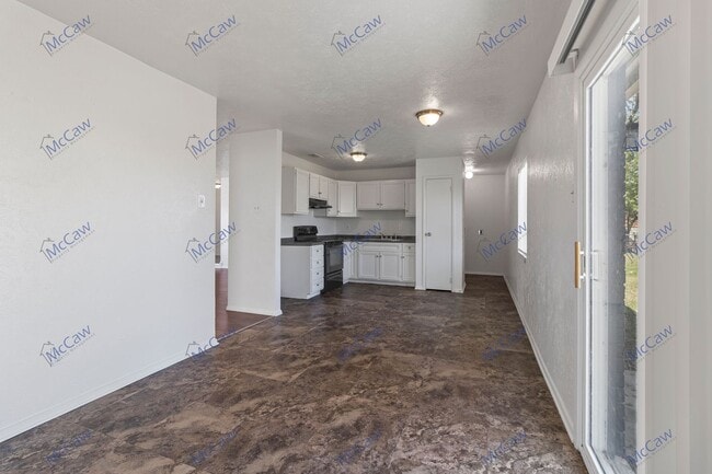 Building Photo - Cute 4/1.5 in Garland!
