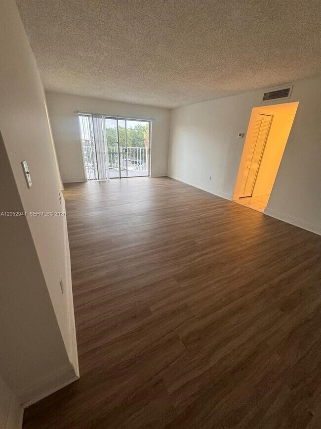 Foto del edificio - 488 NW 165th St