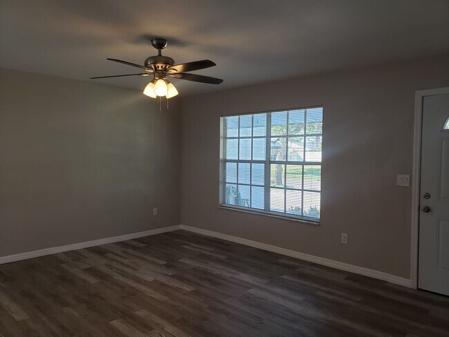 Foto del edificio - Annual Rental: Fully Remodeled! Charming Single-family Home with Single car garage