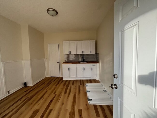 Foto del edificio - Spacious 5-Bedroom Single-Family Home | 1.5 Stories