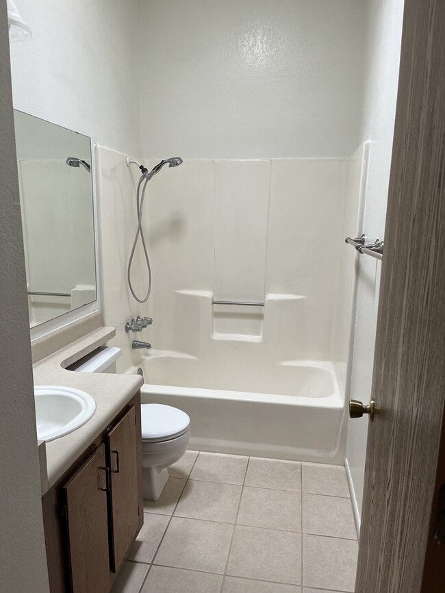 Building Photo - 2 bed 1 bath washer/dryer