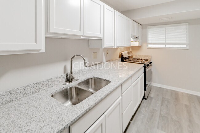 Foto del edificio - HOLIDAY SPECIAL! SIGN A LEASE BY NOVEMBER ...