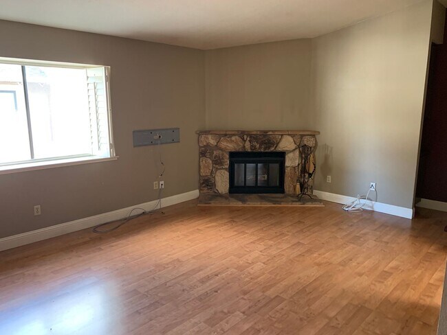 Building Photo - Updated 1 Bedroom 1 Bath Condo with Laundry and Garage
