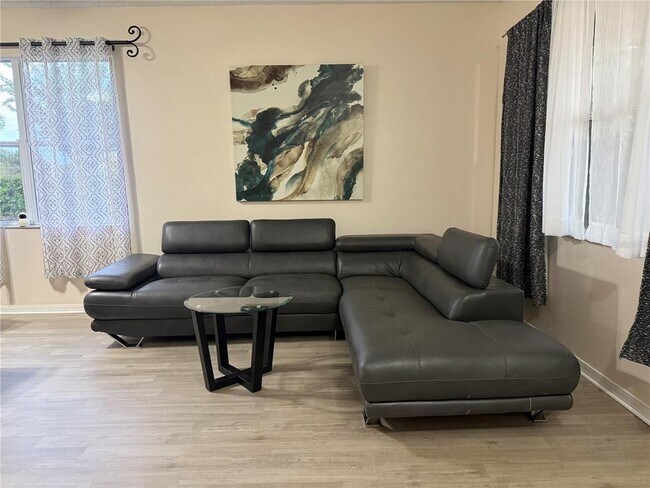 Foto del edificio - 4056 Meadowlark Dr
