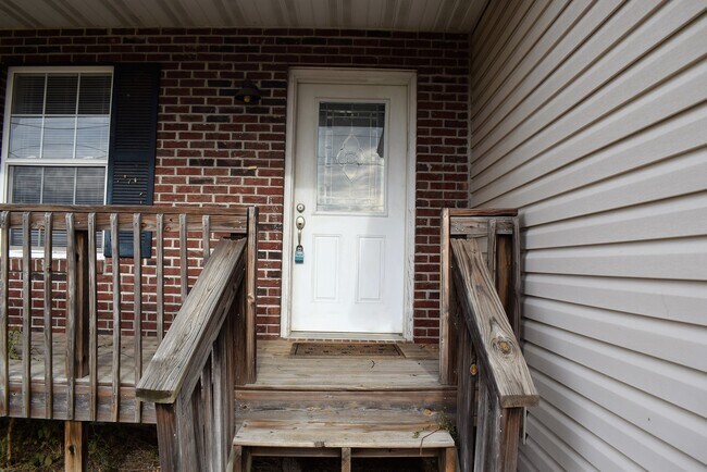 Building Photo - Spacious 3 bedroom, 2.5 bathroom duplex!