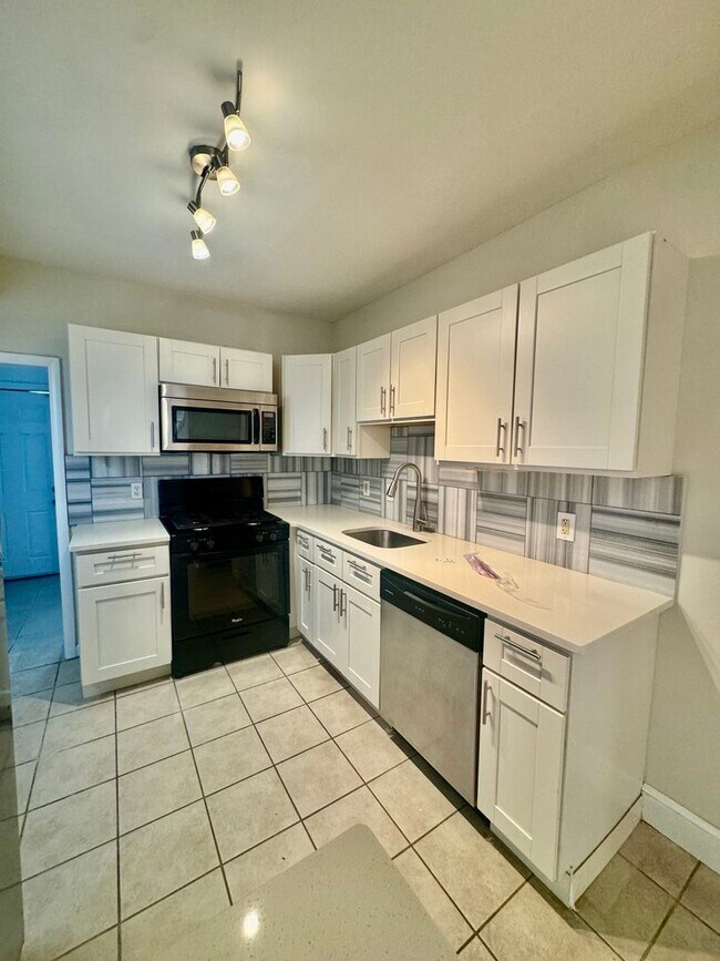 Foto del edificio - Grays Ferry 3 Bedroom - PHA Welcomed