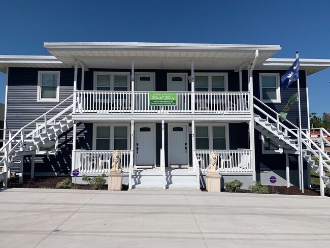 Foto del edificio - ONE MONTH FREE with an eighteen-month lease. Two Blocks to the Beach - Two-Bedroom Condo! Availab...