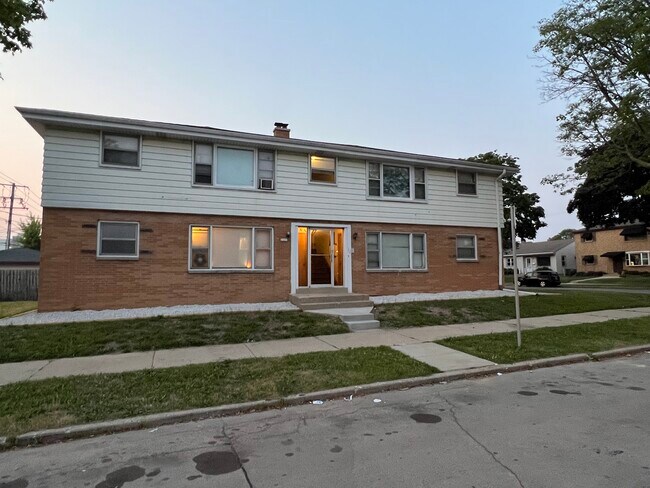 Building Photo - 2600 W Holt Ave