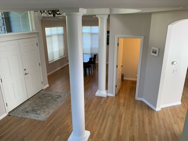 Building Photo - Beautiful Spacious 4 Bedroom Home for Rent In Kirkland