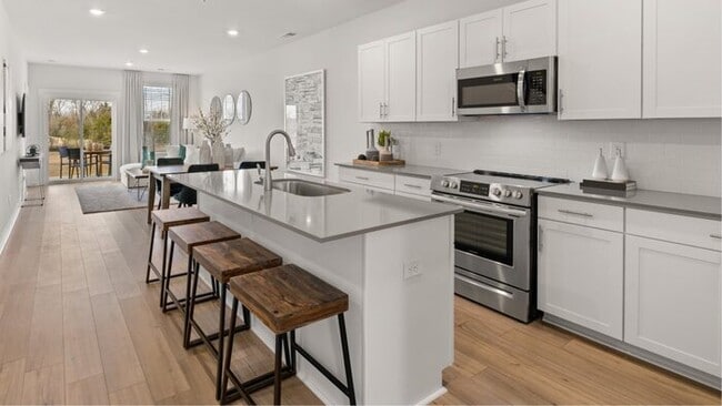 Foto del edificio - This well-maintained 3-bedroom, 3-bath hom...