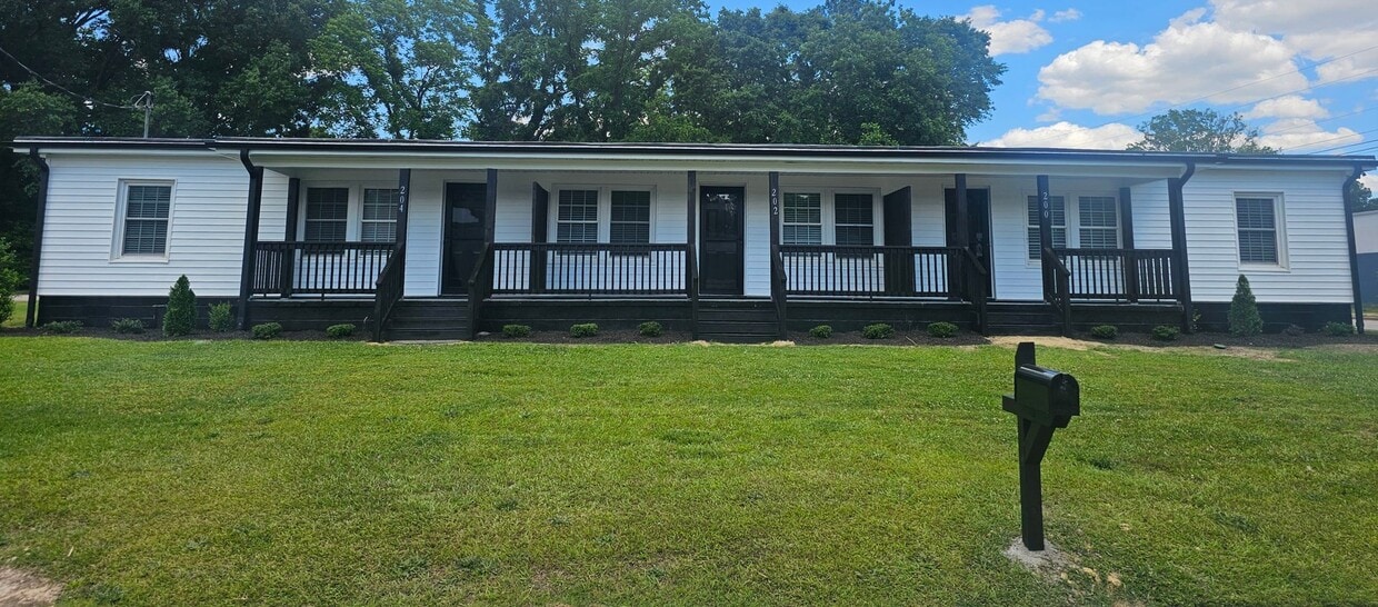 Primary Photo - 200 Walnut St W