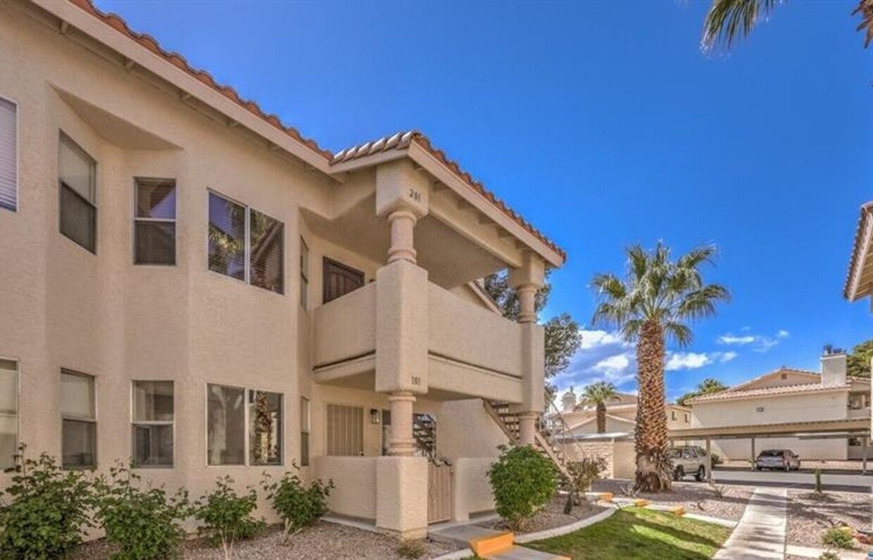 Foto principal - Modern Condo Living in Summerlin!