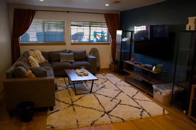 Foto del edificio - 9910 Crawford Ave