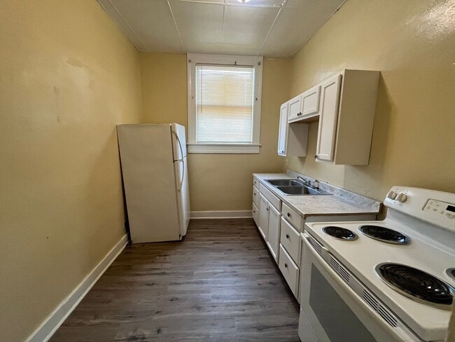 Building Photo - 405 River St