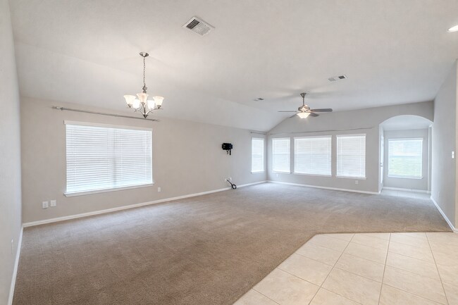 Building Photo - 3 BED 2 BATH NEW MANAGEMENT!!!!