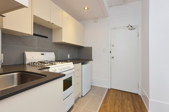 Building Photo - 160 Huron St