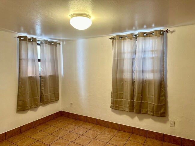 Building Photo - 2.5 miles to Oregon Tech and Sky Lakes, 2b...