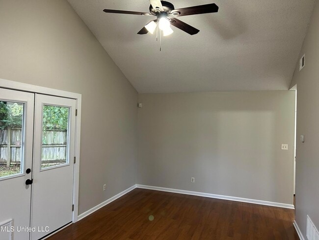 Foto del edificio - 6589 Pleasant Acres Dr