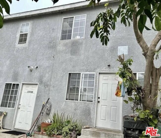 Building Photo - 12242 Vanowen St