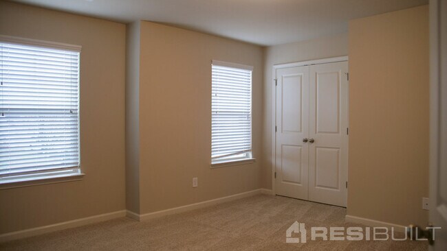 Foto del edificio - 145 Parkview Pl Dr