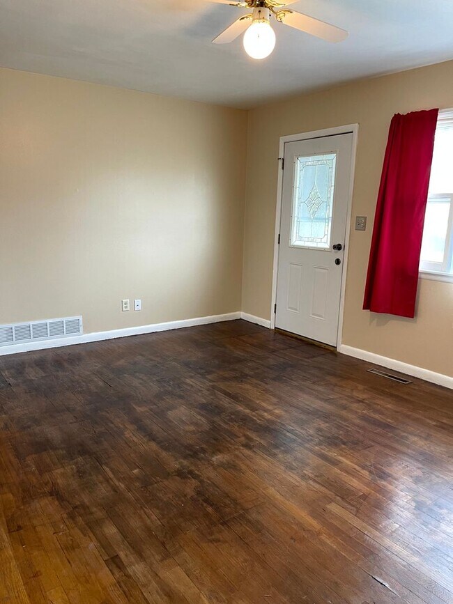 Foto del edificio - Three bedroom, one bathroom house, with a one car attached garage!