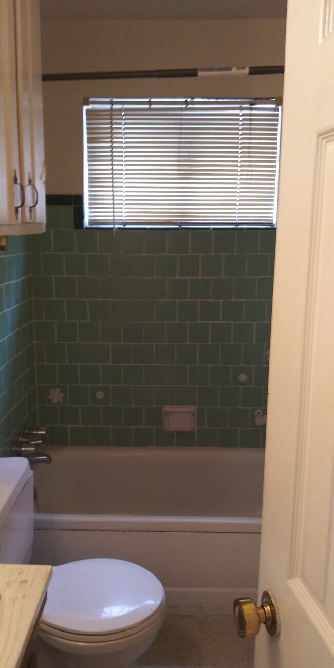 bath room - 2712 Berry St