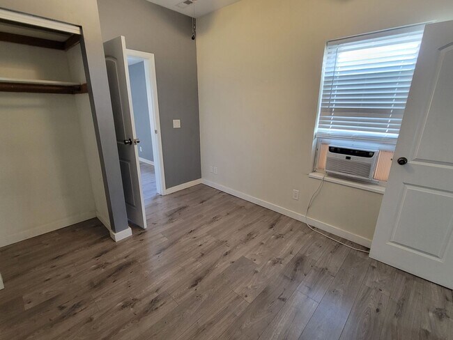 Foto del edificio - 3244 E 5th Ave