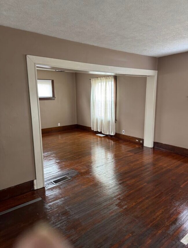 Foto del edificio - 1666 Burt Ave