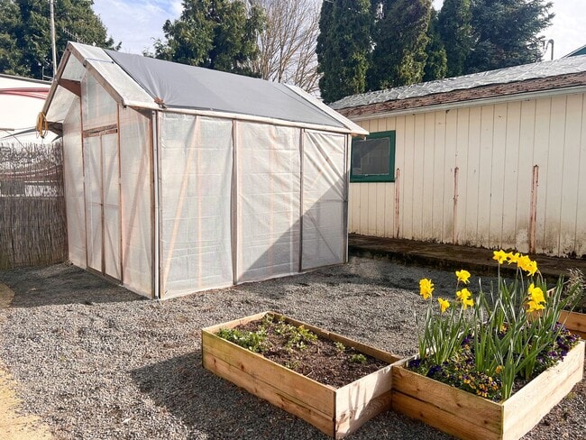 Building Photo - 1BD/1.5BA APT W/ GARAGE&YARD