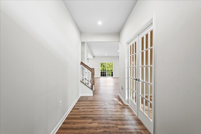 Foto del edificio - SHORT TERM LEASE OFFERED! MINIMUM/MAXIUM 6...