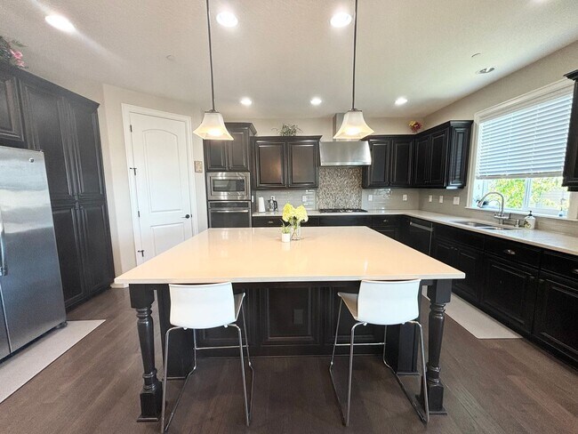 Foto del edificio - Beautiful 5 Bedroom with Den/Office and La...