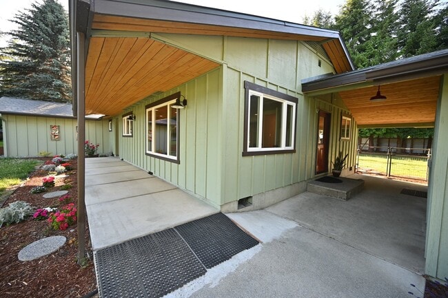 Building Photo - 3 bed, 2 bath, mountain view, fully fenced...