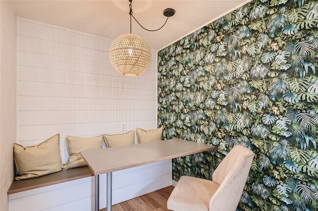 Foto del edificio - Congress Park Apt w/Patio & Incredible Wal...