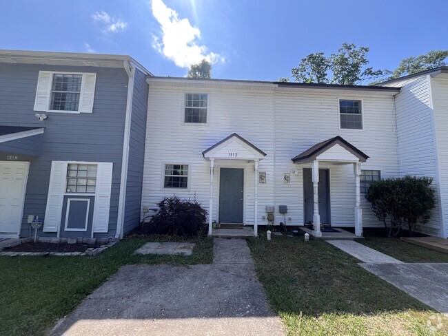 Building Photo - 1812 Lilac Ln
