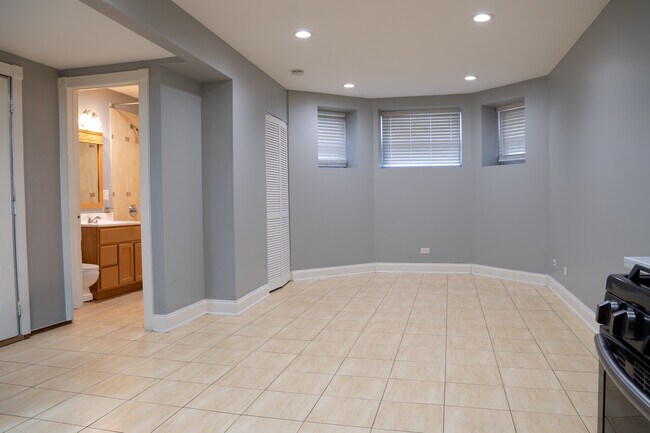 Building Photo - 6605 S Kimbark Ave