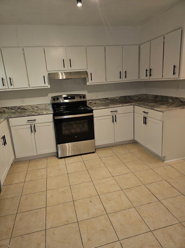 Spacious Kitchen - 6354 Shannon Pky