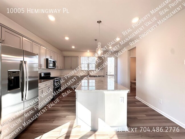 Foto del edificio - Immaculate townhome with plenty of rooms a...