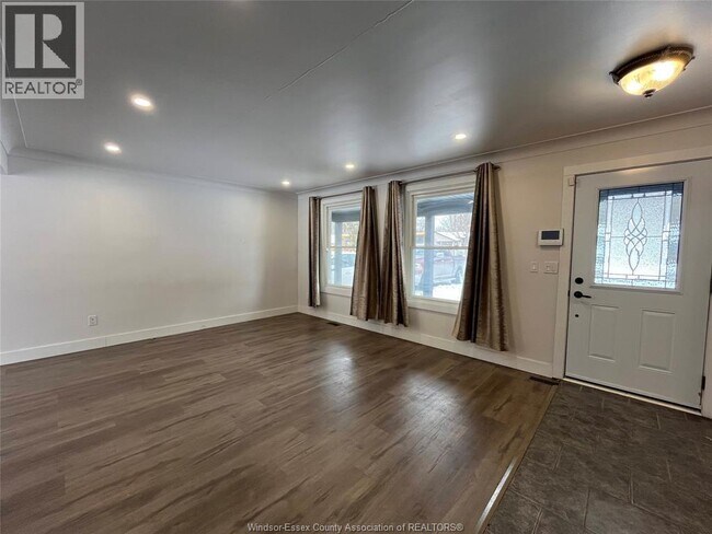 Photo du bâtiment - 6755 Matchett Rd