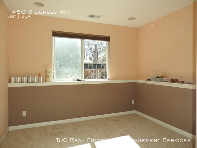 Building Photo - 1450 S Jersey Way