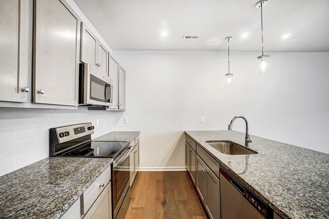 Building Photo - Move-in Ready Modern Townhome!!