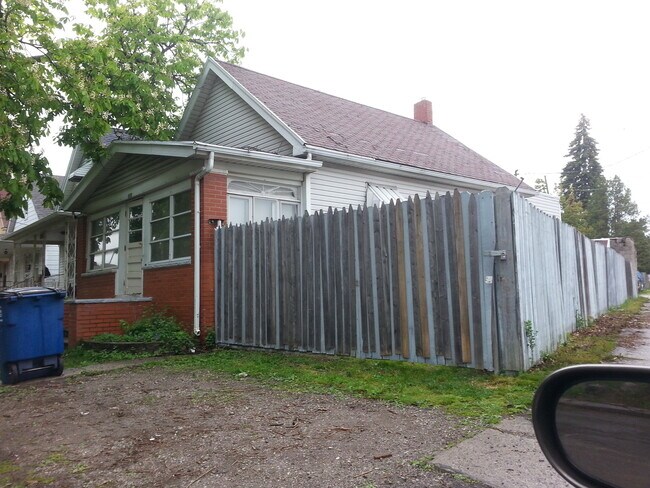 Building Photo - North End - One Story Home!!